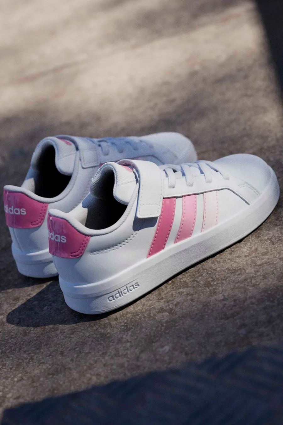 ADIDAS Sneakers bianche con dettagli rosa e chiusura a strappo Grand Court 3.0 El C