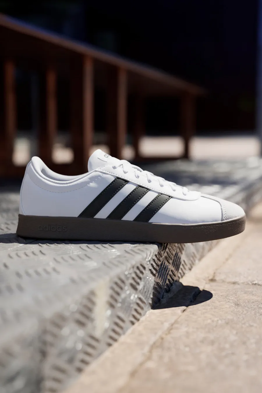 ADIDAS Sneakers bianche con strisce nere e punta in suede VL Court Base Online